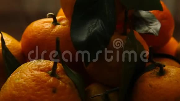 有叶子的新鲜橘子视频的预览图