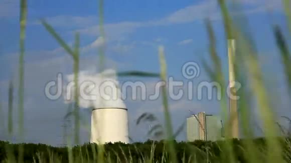 一个有天空的发电厂视频的预览图
