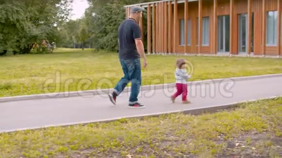 父亲和女婴散步视频的预览图