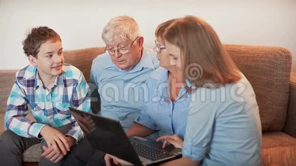 老年人在笔记本电脑里学习工作视频的预览图