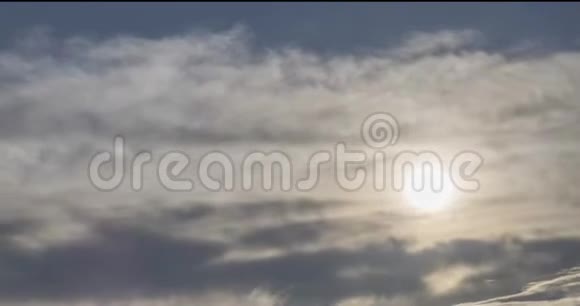 傍晚的太阳光线从寒冷的雾蒙蒙的云层中显现出来山雾中日落视频的预览图