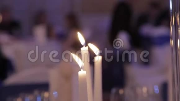 餐桌上的蜡烛婚礼庆典视频的预览图