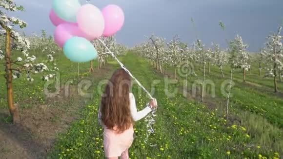 带气球的小女孩视频的预览图