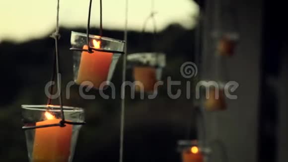 玻璃架子上的蜡烛视频的预览图