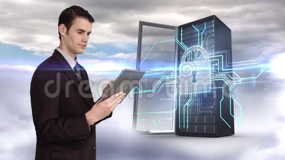 在天空背景的服务器塔前使用平板电脑的商人视频的预览图