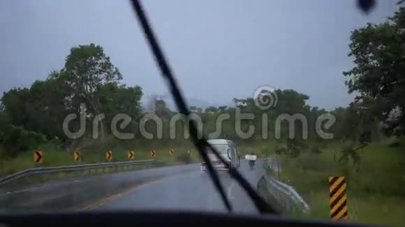 雨中车窗上的挡风玻璃雨刷视频的预览图