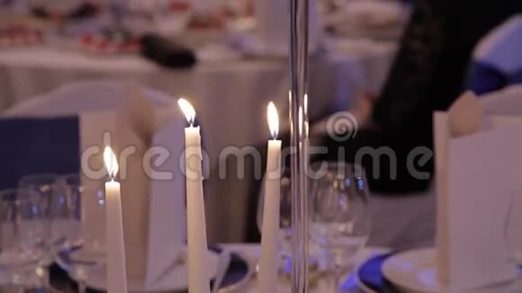 餐桌上的蜡烛婚礼庆典视频的预览图