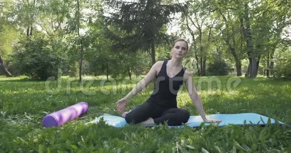 在绿色公园做普拉提的美女视频的预览图