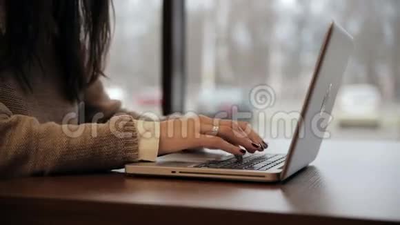 女商人在咖啡馆做笔记本电脑静态视频的预览图