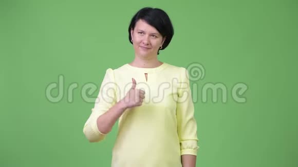 漂亮的女商人短发竖起大拇指视频的预览图