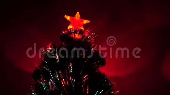房间里有一棵漂亮的圣诞树装饰着一个发光的花环和一颗星星新年圣诞树节日快乐视频的预览图