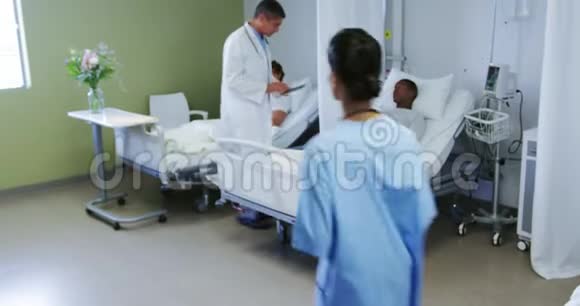 高加索男性医生在医院病房与病人交谈的正面视图视频的预览图
