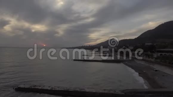 美丽的海景海岸线青山在日落与多云的天空视频的预览图