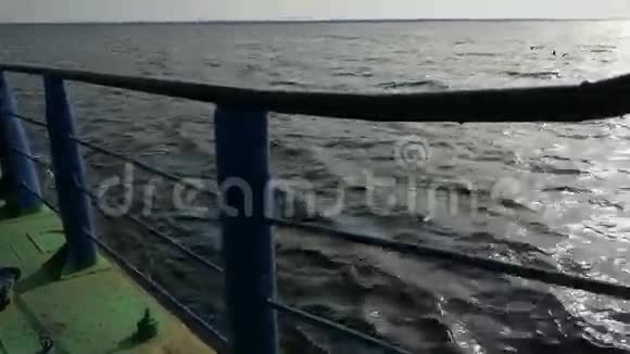 巨浪中的驳船载着水花视频的预览图