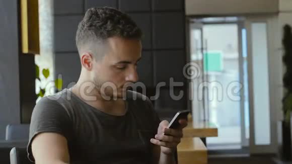 男人在餐馆里用手机喝咖啡视频的预览图