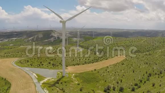 风力涡轮机叶片旋转在令人惊叹的青山上替代能源视频的预览图