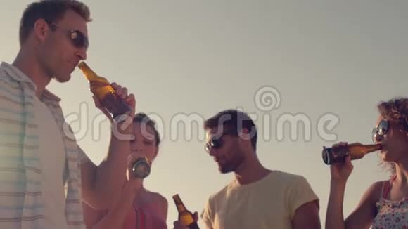 快乐的朋友在海滩上喝啤酒视频的预览图
