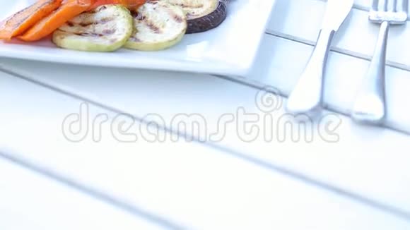 在木桌上的白板上烤蔬菜视频的预览图