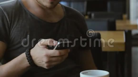 男人在餐馆里用手机喝咖啡视频的预览图
