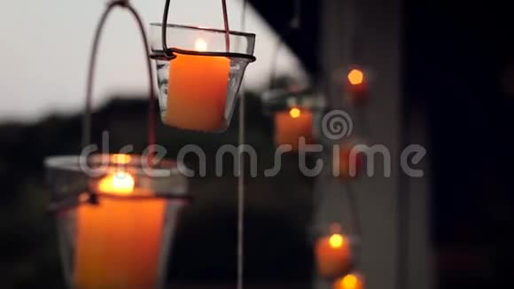 玻璃架子上的蜡烛视频的预览图