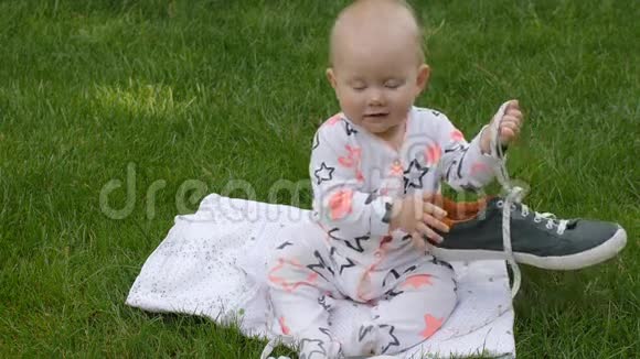 可爱的婴儿在绿草上视频的预览图