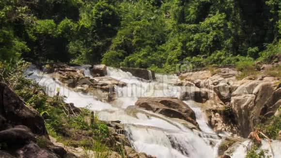 热带公园岩石瀑布瀑布瀑布景观视频的预览图