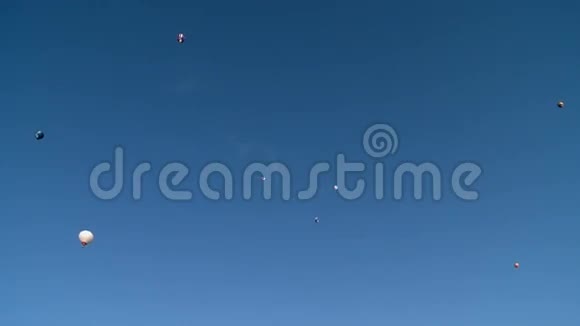 蓝天中热气球的景色视频的预览图