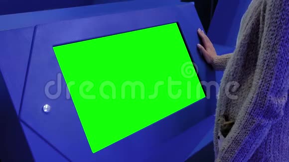 绿色屏幕概念女人看空白互动绿色展示亭视频的预览图