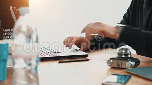 办公室里有笔记本电脑的创意商业人视频的预览图