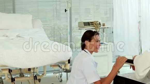 医生和坐轮椅的病人说话视频的预览图