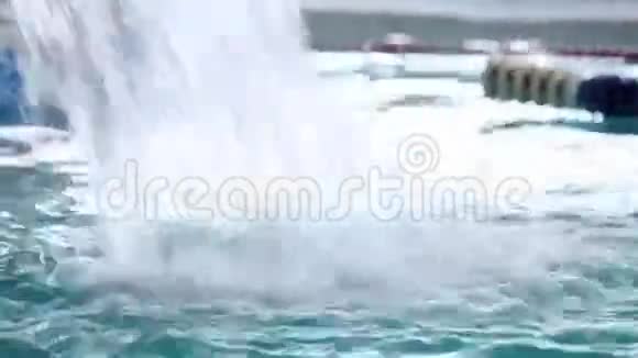 水射流落于池面视频的预览图