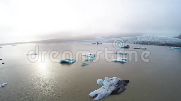冰岛冰川和老冰河广角鸟瞰图视频的预览图