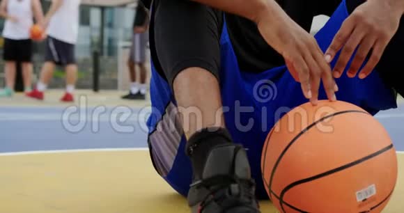 篮球运动员坐在篮球场4k视频的预览图