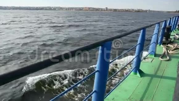 风浪中的驳船载着荷载飞溅的水视频的预览图