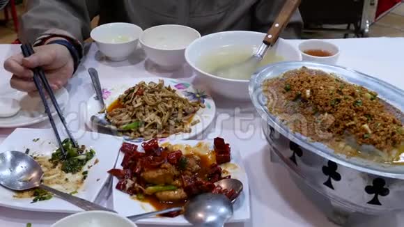 在中国餐馆吃食物的人的运动视频的预览图
