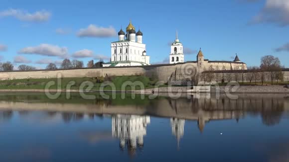 普斯科夫克里姆林宫全景阳光明媚的十月天俄罗斯普斯科夫视频的预览图