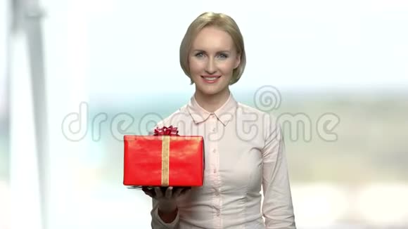 漂亮的女人送礼物盒视频的预览图