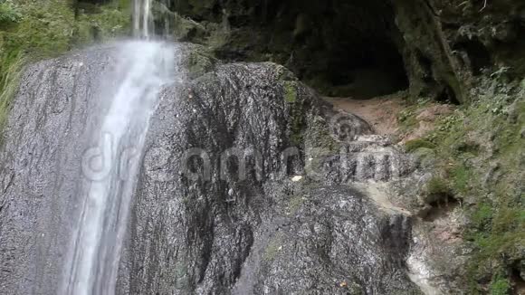 瀑布和岩石视频的预览图