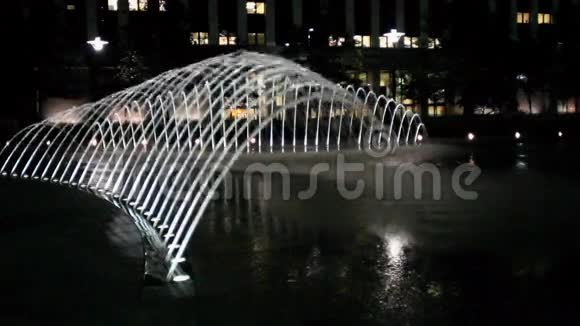 晚上在市中心公园喷泉视频的预览图