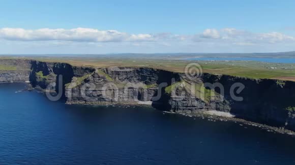 爱尔兰著名摩赫悬崖的鸟瞰图视频的预览图