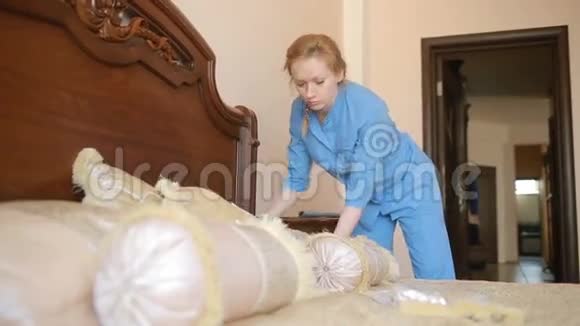 女佣在卧室打扫卫生视频的预览图
