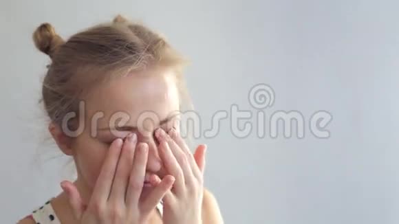 年轻女子揉揉眼睛视频的预览图