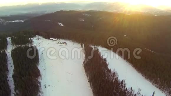 Bukovel滑雪场下坡滑雪的空中射击视频的预览图
