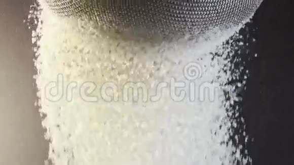 面粉从金属筛上掉下来视频的预览图