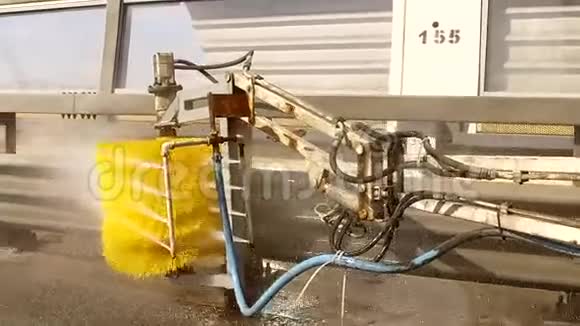 城市道路清扫机清除道路障碍视频的预览图