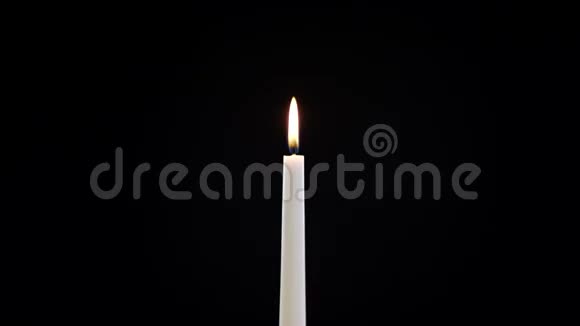 在黑色背景上燃烧蜡烛视频的预览图