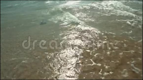 海上海岸的海浪视频的预览图