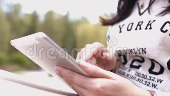 女人在平板电脑上写信息视频的预览图