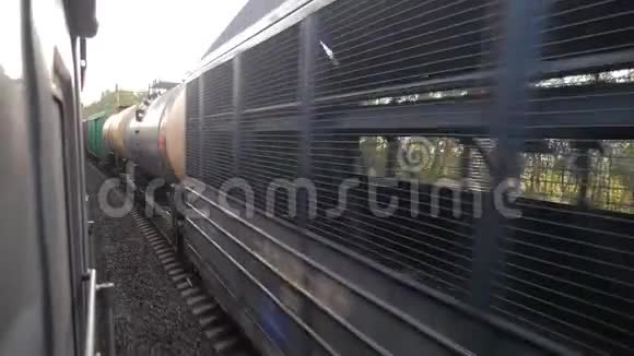 铁路货运火车车厢火车乘坐铁路附近的森林铁路外面慢动作视频火车视频的预览图