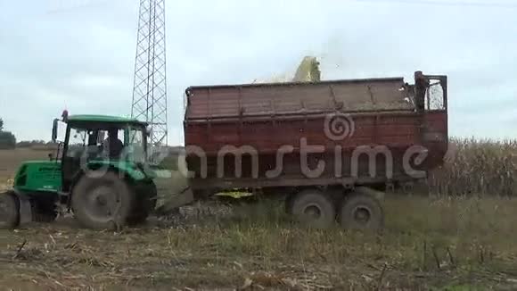 玉米切割拖拉机拖车视频的预览图